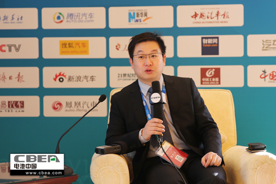 图为《电池中国》网在2016百人会年会上采访微宏动力市场副总裁宋寒.jpg