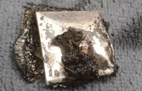 开卖不到一个月，iPhone 8已经“十连裂”，罪魁祸首是它？