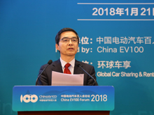 中国电动汽车百人会执行副理事长、中国科学院院士欧阳明高主持会议