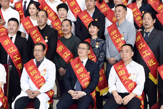 打造新能源“国家队” 共享绿色“超威梦” ——记全国五一劳动奖章获得者、超威集团董事长周明明