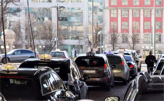 全球首个电动出租车无线感应式充电站落户挪威奥斯陆