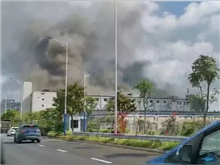 突发！深圳比亚迪一厂房突发起火 浓烟滚滚弥漫天空