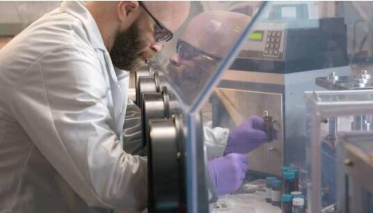 科学家研发新型柔性锂离子电池 可被切割但不会起火