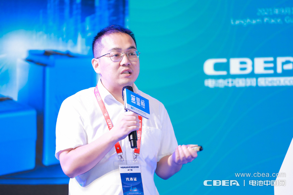 成都硅宝科技股份有限公司电子行业总经理叶兴江作主题演讲