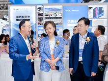 图为电源行业协会领导和协会理事会部分成员代表参观CIBF2025