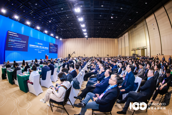 智能电动汽车发展高层论坛首日大咖云集，共话“十五五”汽车产业发展新趋势