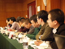 与会嘉宾认真聆听报告